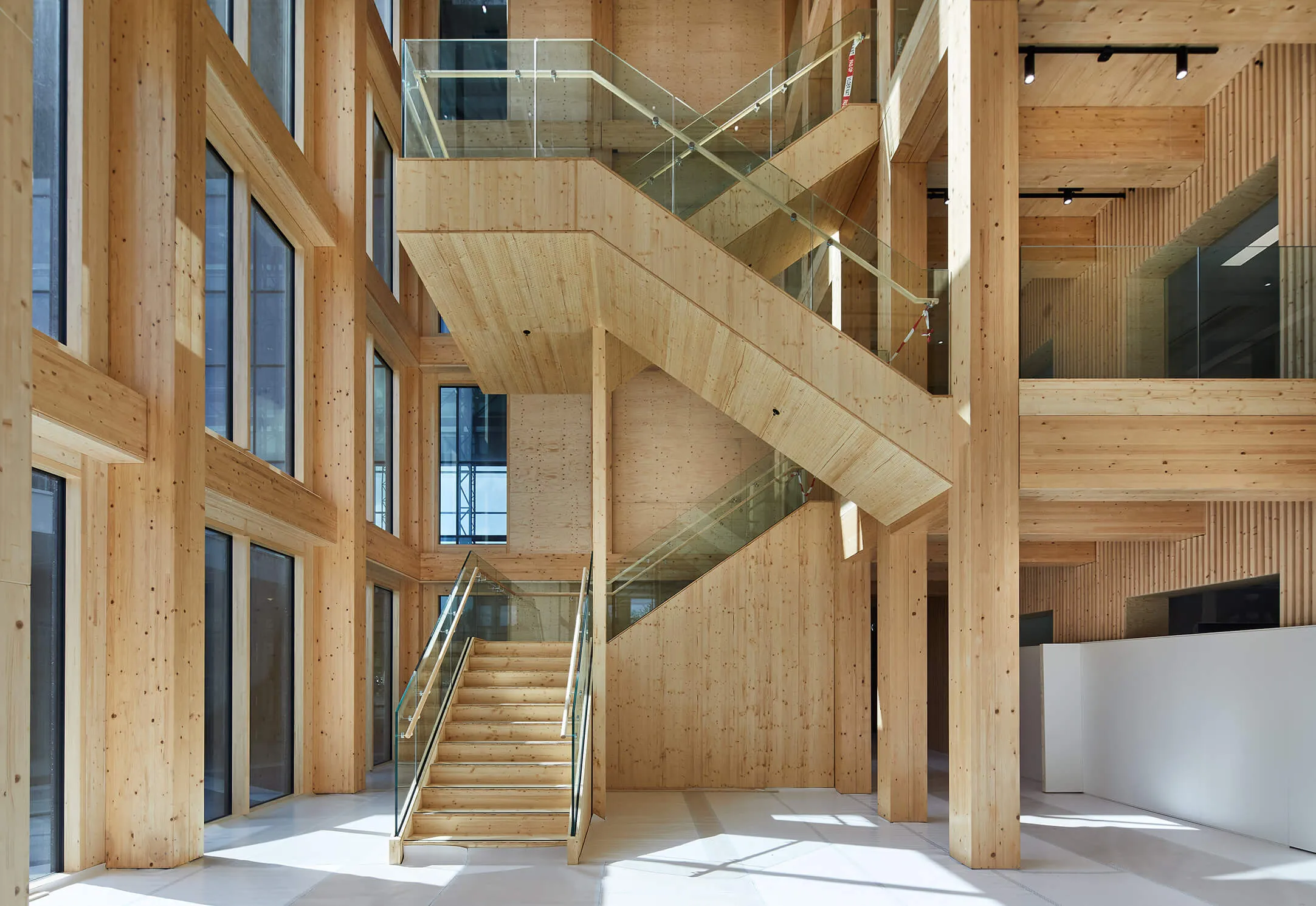 Houten trappenhuis in Lighthouse, District West (foto: Milan Hofmans)